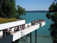 Der Steg eines moderne Gebäudes dient als Aussichtsplattform hoch über einem See