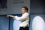 Ein Mann steht auf einer Bühne bei der Graphene Week München.