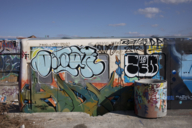 Ein stillgelegter U-Bahn-Wagen voll mit Graffiti steht im Münchner Schlachthofviertel.