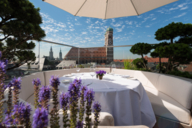 Blick von der Blue Spa Terrasse Bird's Nest im Hotel Bayerischen Hof auf die Frauenkirche in München.