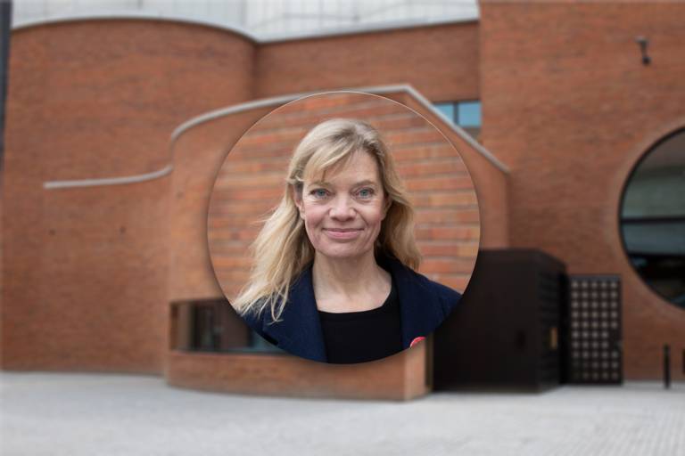 Das Münchner Volkstheater im Schlachthofviertel mit einem Bild von Astrid Neubert.