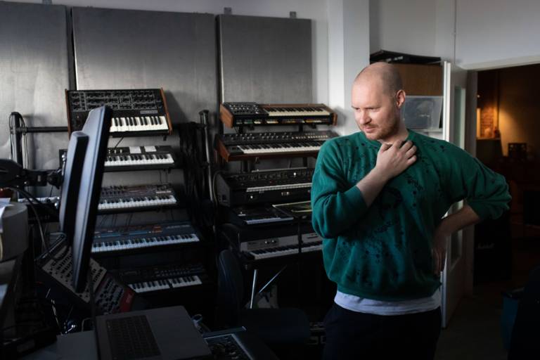 Musiker Beni Brachtel in seinem Tonstudio in München.