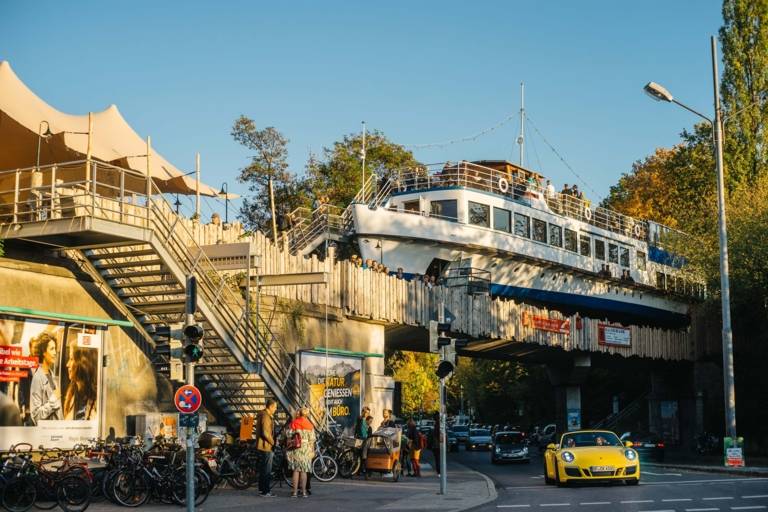 Der ausrangierte Ausflugsdapfer Alte Utting auf einer Brücke in München