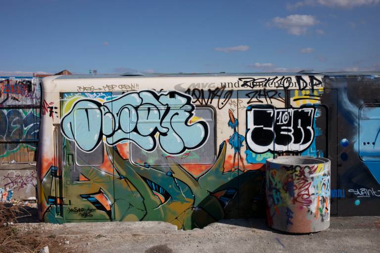 Ein stillgelegter U-Bahn-Wagen voll mit Graffiti steht im Münchner Schlachthofviertel.