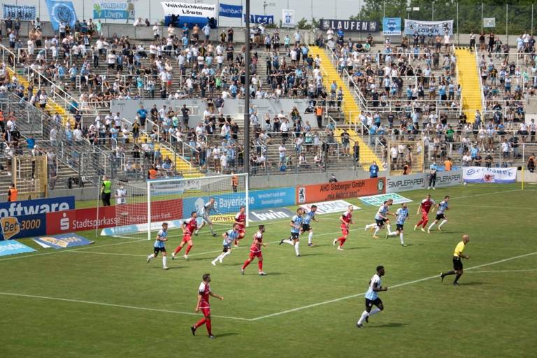 Spieler des TSV 1860 München und der Würzburger Kicker spielen im Grünwalder Stadion Fußball.