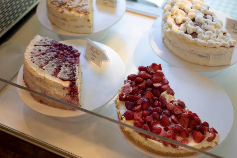 Verschiedene Torten nebeneinander in einer Kuchentheke