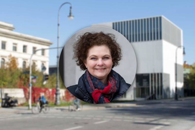 Das NS-Dokumentationszentrum in der Nähe vom Königsplatz mit einem Bild von Christiane Haack.